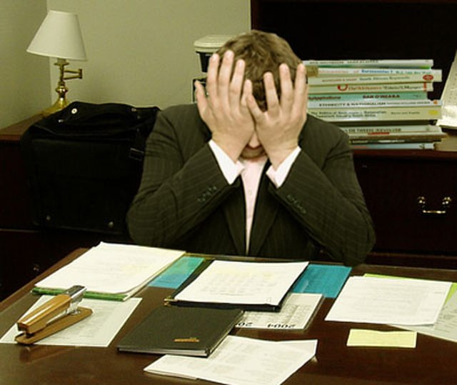 *Gambar bersumber dari lisensi creative commons: https://commons.wikimedia.org/wiki/File:Frustrated_man_at_a_desk_(cropped).jpg