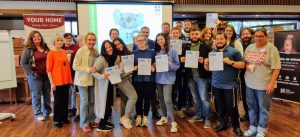 *Gambar bersumber dari lisensi creative commons: https://commons.wikimedia.org/wiki/File:Mental_Health_First_Aid_Training_at_Chabad_at_Texas_A%26M_University_in_October_of_2019.jpg